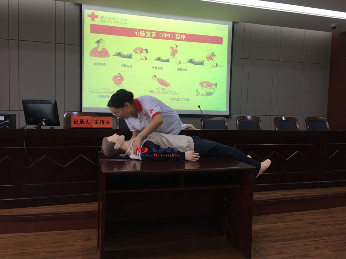 新版心肺复苏模拟人操作标准